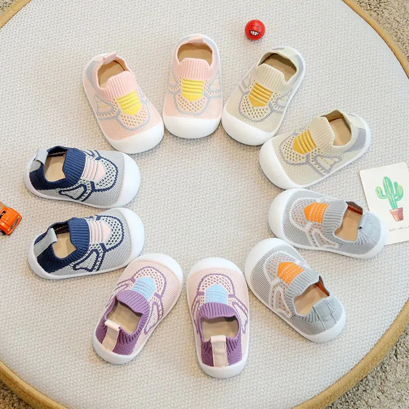 Platte schoenen baby peuter schoenen eerste niet -slip schattige rubber softssoled kinderwandeling binnenshuis katoenen sok 231218