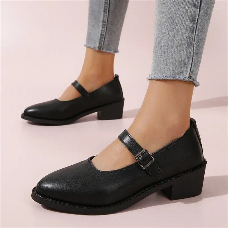 Модельные туфли 2023, модные весенне-летние туфли-джокеры для отдыха, черные, с острым носком, для женщин с низким темпераментом
