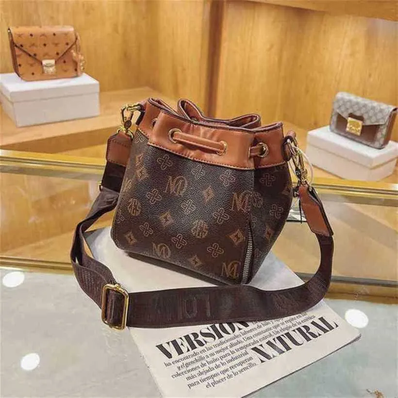 2024 New Designer womens crossbody shoulder French light old flower Bucket diamond inlaid and texture MessengerAYGF bag