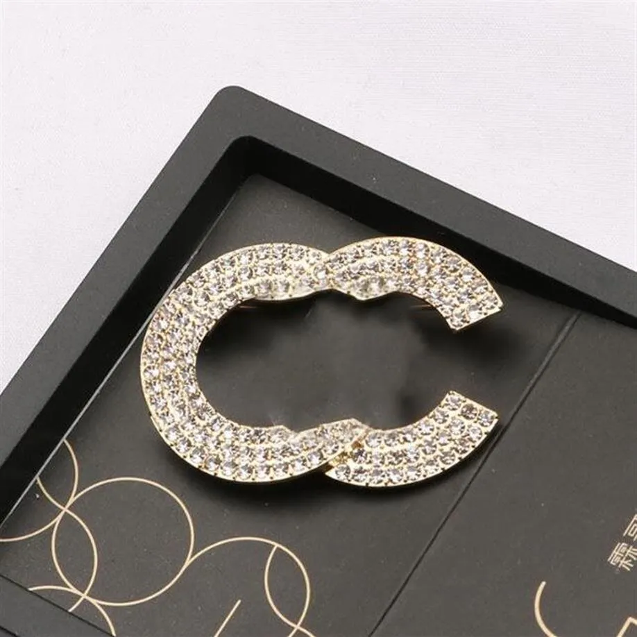 20 letras de estilo Broche Diseño de marca de lujo Mujeres Pequeño dulce viento Broches Traje de perlas Pin Joyería Decoración de ropa Alta calidad242d