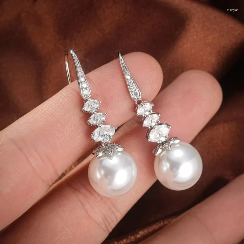 Orecchini pendenti Elegante colore argento imitazione perla goccia per le donne Moda scintillante zircone Gioielli per feste di nozze Regali fantasiosi