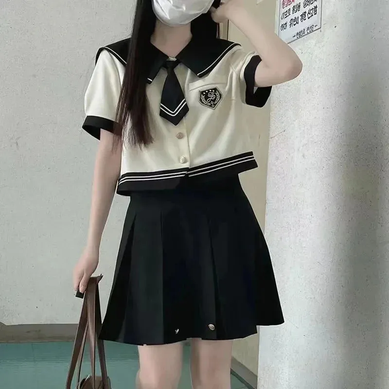 Deux pièces Dres mode lycée étudiants de corée du sud Jk uniforme à manches courtes chemises beiges jupe plissée noire femme costume d'été basique 231218