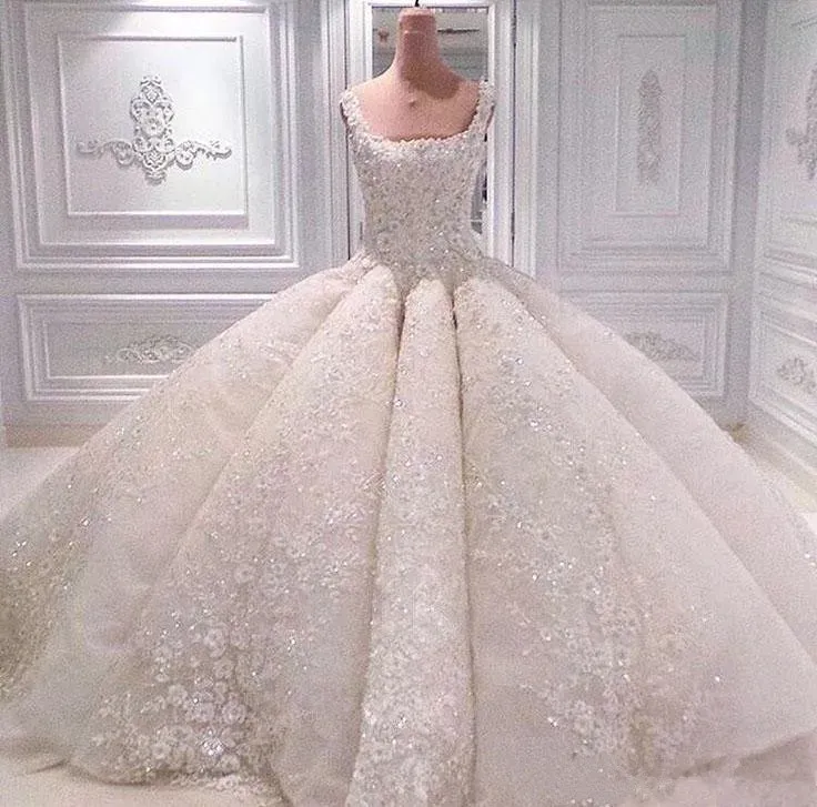 Abiti da sposa in pizzo di lusso Scollo quadrato Abiti da sposa Corte dei treni Perle Fiori fatti a mano Cristalli Elegante abito da sposa abito da ballo