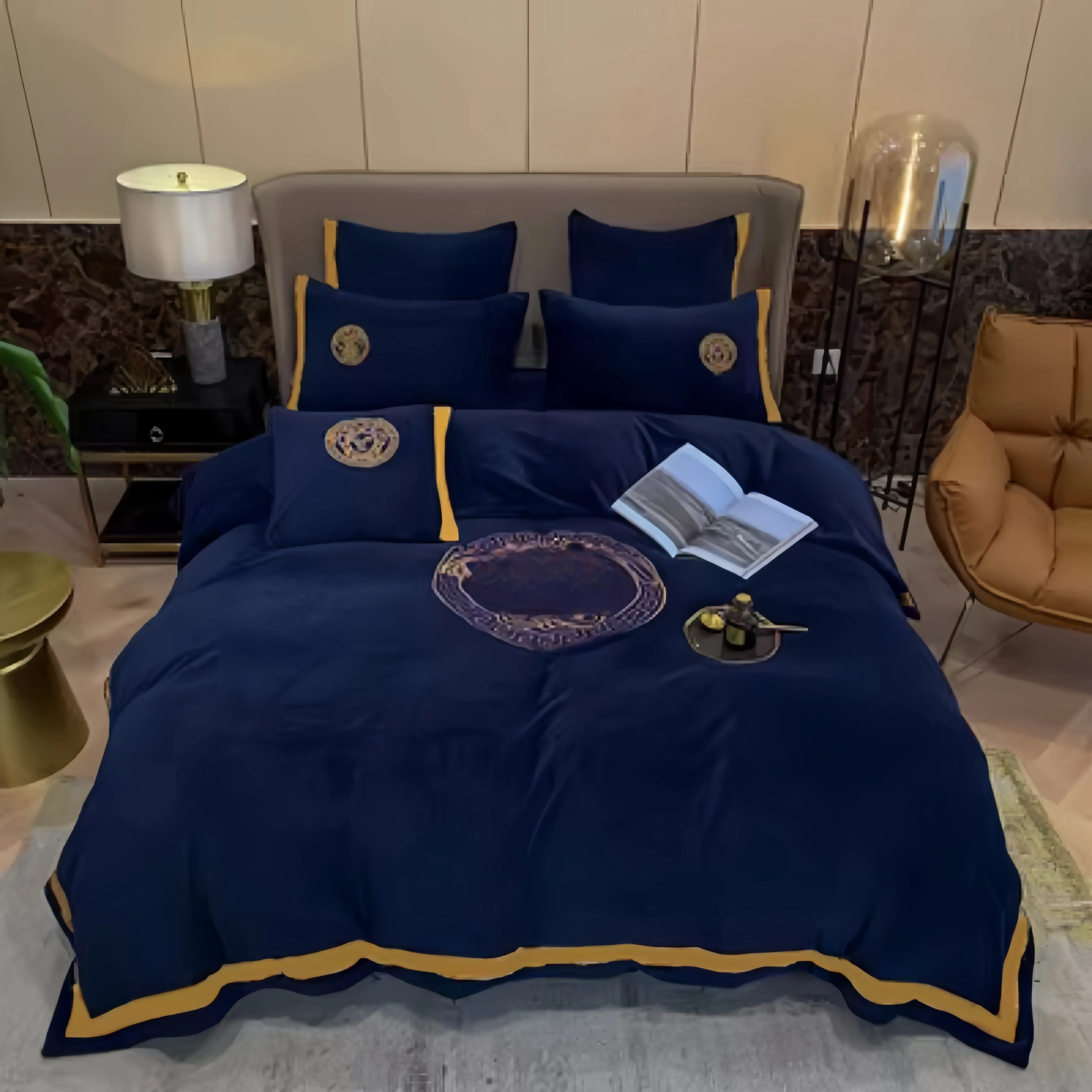 Redes de cama de designer lençóis de cama conjuntos de cama de cama de leite bordado Veludo de quatro peças Conjunto de quatro peças Entre em contato conosco para ver fotos com logotipo