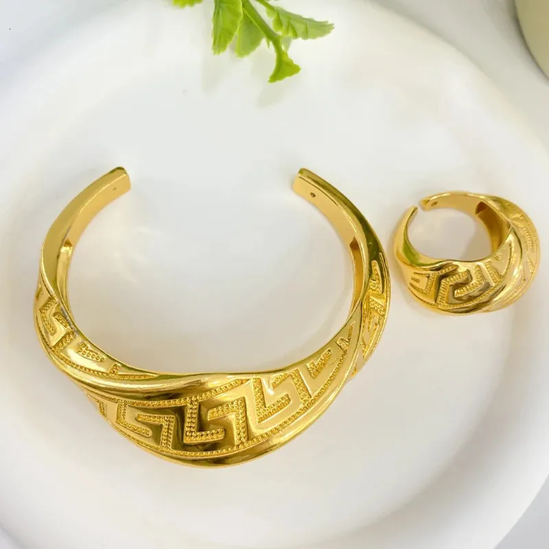 Bröllopsmycken sätter lyx 18K Guldplätering för kvinnor Dubai Copper Armband Ring African Bridal Party Accessories Gift 231219