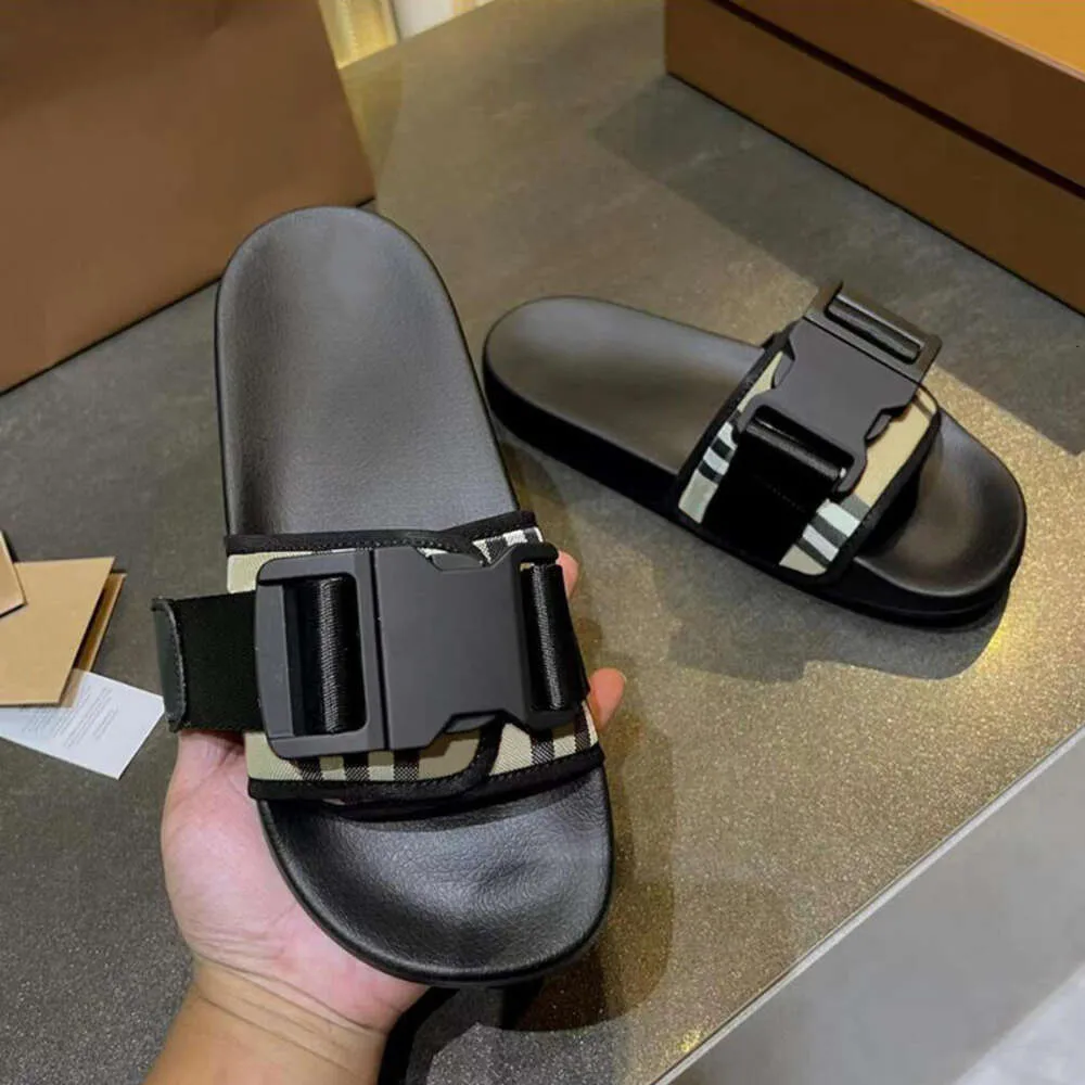 Designer Slides Kontrollera gummi Slidstrand Sandaler Män Kvinnor Icke-halkbad Slipper med ruta 501