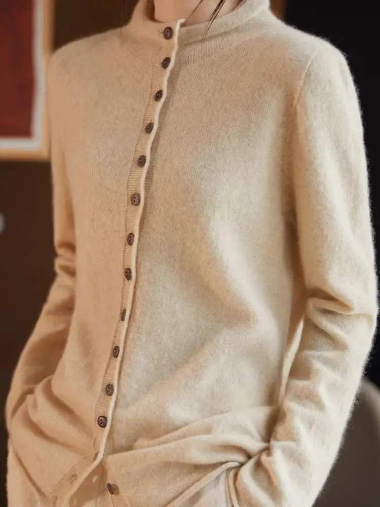 Kvinnors tröja's Long Sleeve Solid Button Merino 100 Wool Sticked Cardigan Autumnwinter French Fashion Cashmere Jacket Tröja 231219