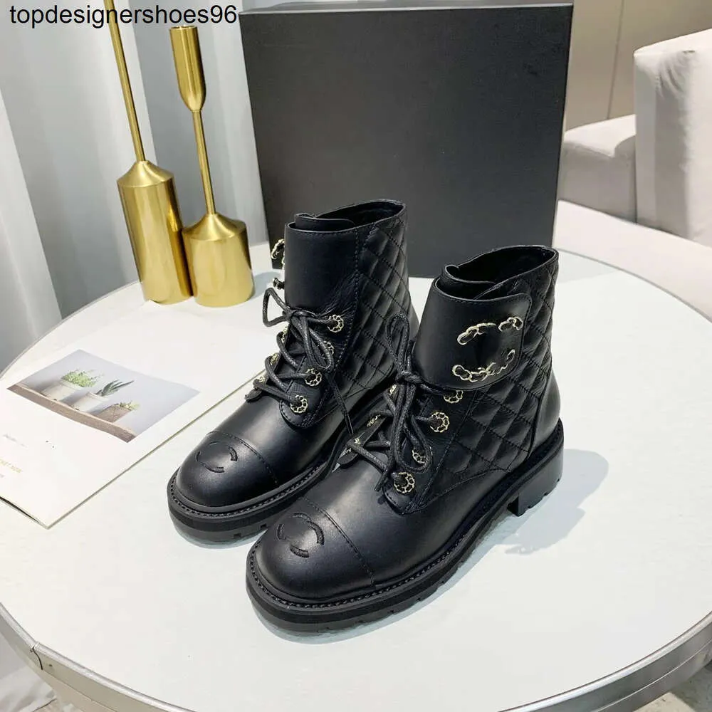 Neue Designer-Damen 24ss ineinandergreifende schwarze Knöchel-Biker-Knöchel-Plateau-Flats-Kampfstiefel mit niedrigem Absatz, Schnürstiefeletten, Lederketten und Schnallen-Damen-Luxusschuhen