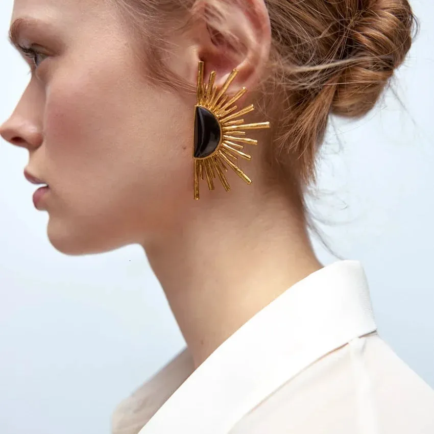 Studmetallfläktformade geometriska örhängen för kvinnors klassiska vintage öronfest smycken tillbehör 231219