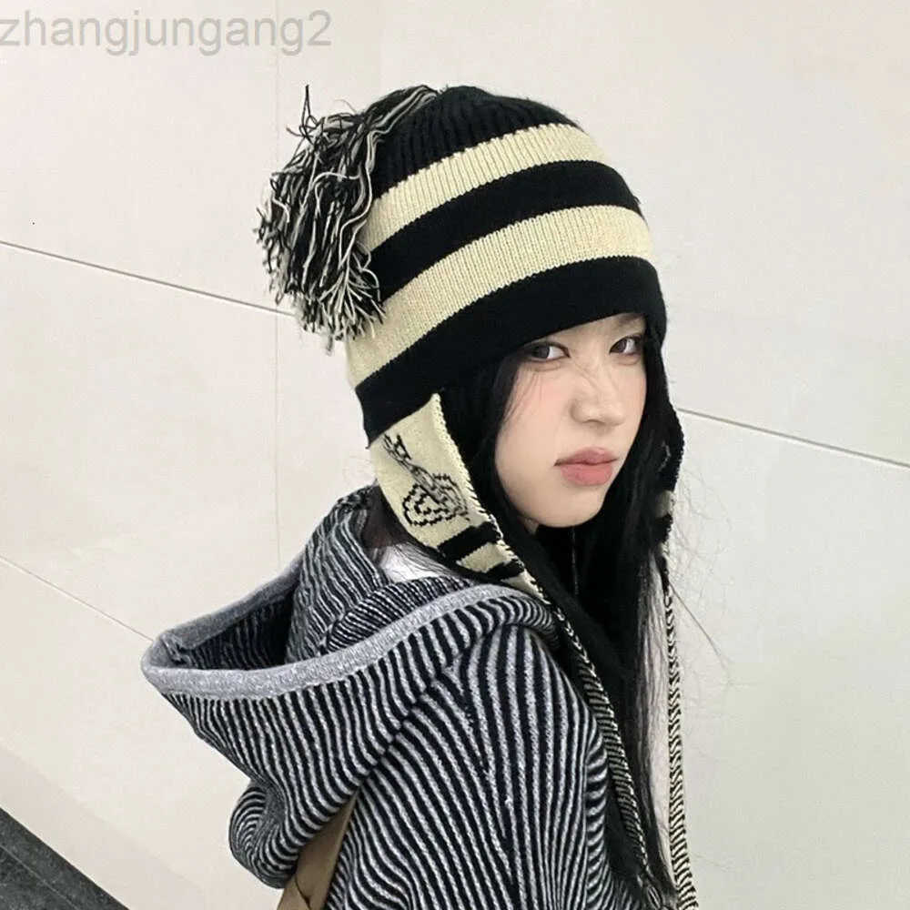 Designer Viviene Westwoods Cap Viviennewestwood Zhenyi Cartoon West Empress Dowager Saturn Hat Female Tassel Show Face Small Ear Protection Sticked Wool Lei Feng H