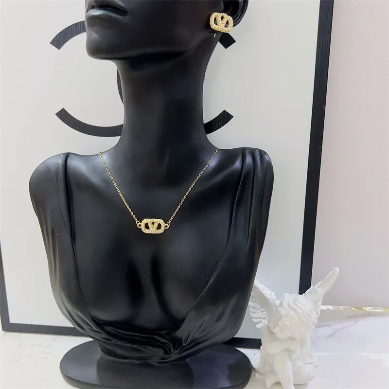 Luxur Designer Pendant Necklace Earrings Charm Selection Fashion V Letter Matchande Personlig stil Designer Classic Premium Jewelry Set Accessories With Box
