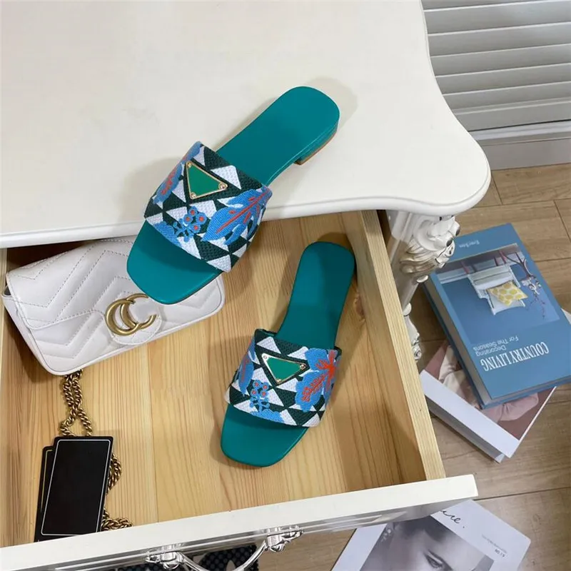 Lyxiga kvinnors casual sandaler högkvalitativa läderstrand tofflor damer Klassiker Slide Shoes Female Flip Flops Sandal P54117