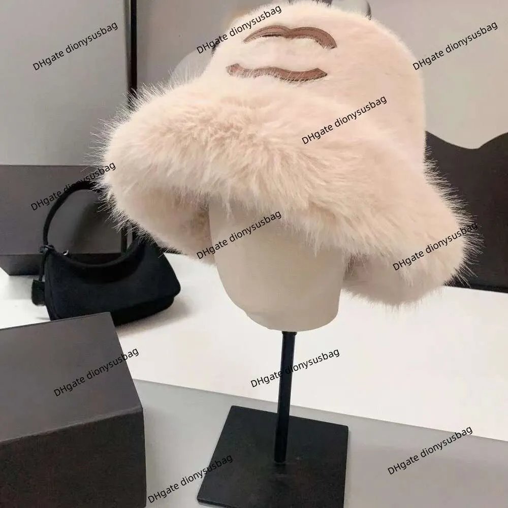 Lyxvarumärke Hat Hot Selling med samma Mink Fur Fisherman Hat Trendy Brand Vinterörskydd och värme för kvinnor