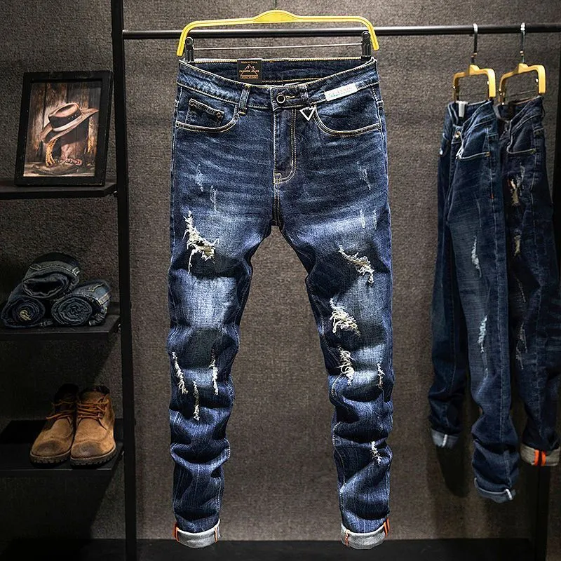 Мужские джинсы Модные брендовые джинсы с рваными коленями для мужчин 2023 года, новая осенняя корейская версия, универсальные леггинсы приталенного кроя с нашивкой, эластичный тренд 211108