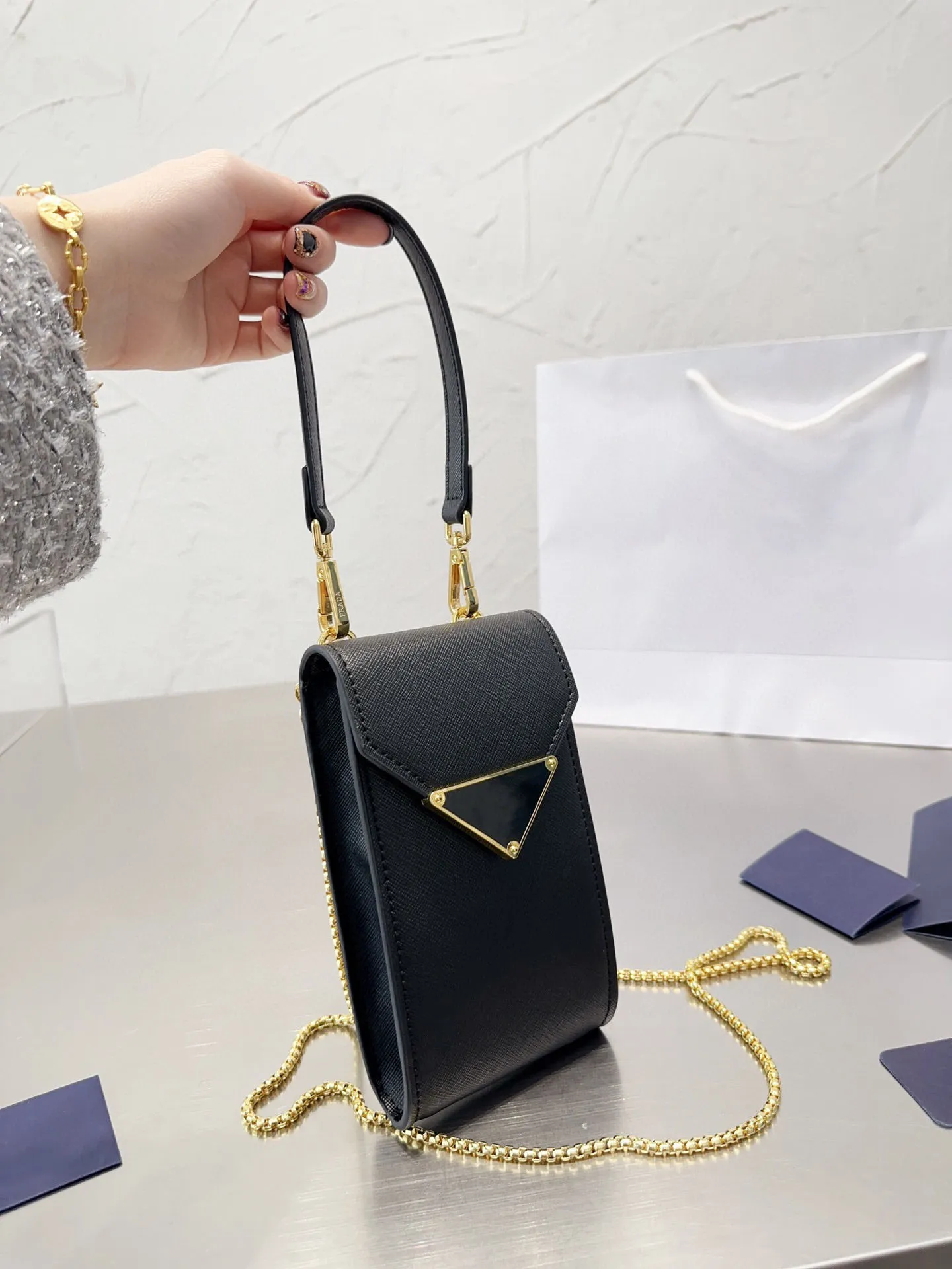 Mini bolsa de designer de alta qualidade com tira de ombro de corrente dourada compacto de design minimalista de celular com saco de celular com carteira traseira de bolso de bolso fashoion Pochhette