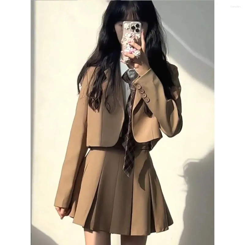 Zweiteiliges Kleid Frauen 2 Set 2023 im weiblichen eleganten kurzen Blaze und plissiertem Minirock-Anzug Khaki Schwarz Retro College-Stil Jacken-Sets