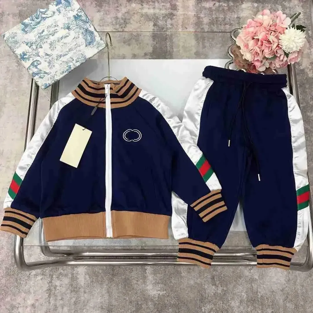 Barnrockar Småbarn Designerkläder Ny sportdräkt för Baby Thread Elastic Cuffs Kids Tracksuits Storlek 100-150 Långärmad dragkedja och byxor