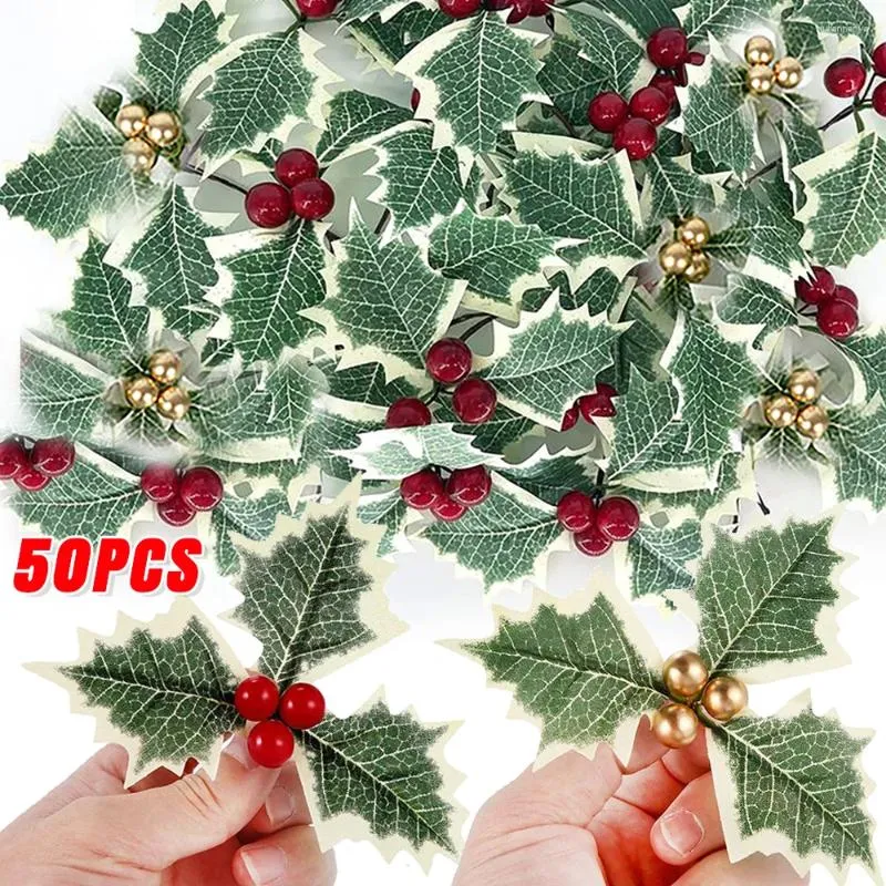 Dekorativa blommor 50/5st Christmas Holly lämnar konstgjorda röda bär Blomma DIY -kransprydnader för Hem Xmas Year -dekorationer