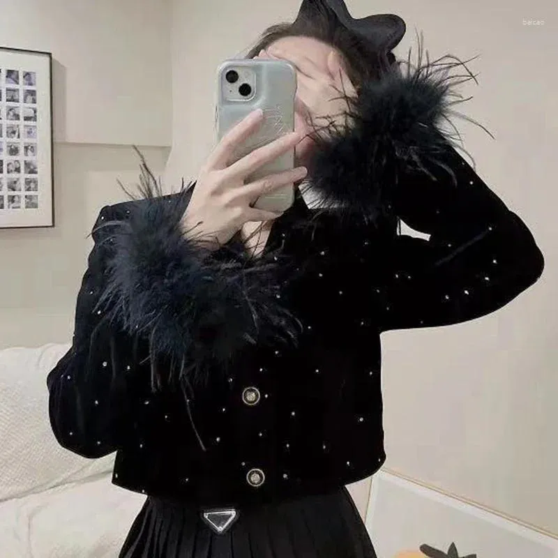 Kurtki damskie High Street 2023 Fashion Fall Winter Womens Full Sleeve Feathers Diamonds Button Velvet Quild Black Jacket