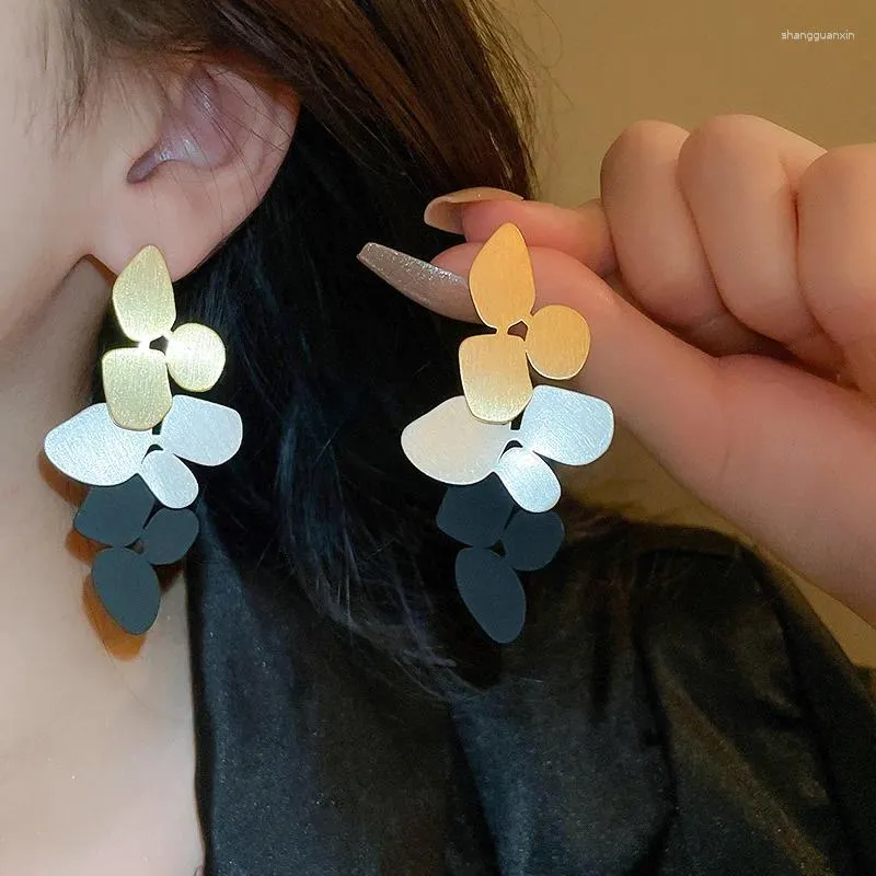 Boucles d'oreilles pendantes Minar tempérament pétale de fleur métallique pour les femmes contracté couleur mate longue gland boucle d'oreille bijoux de mariage