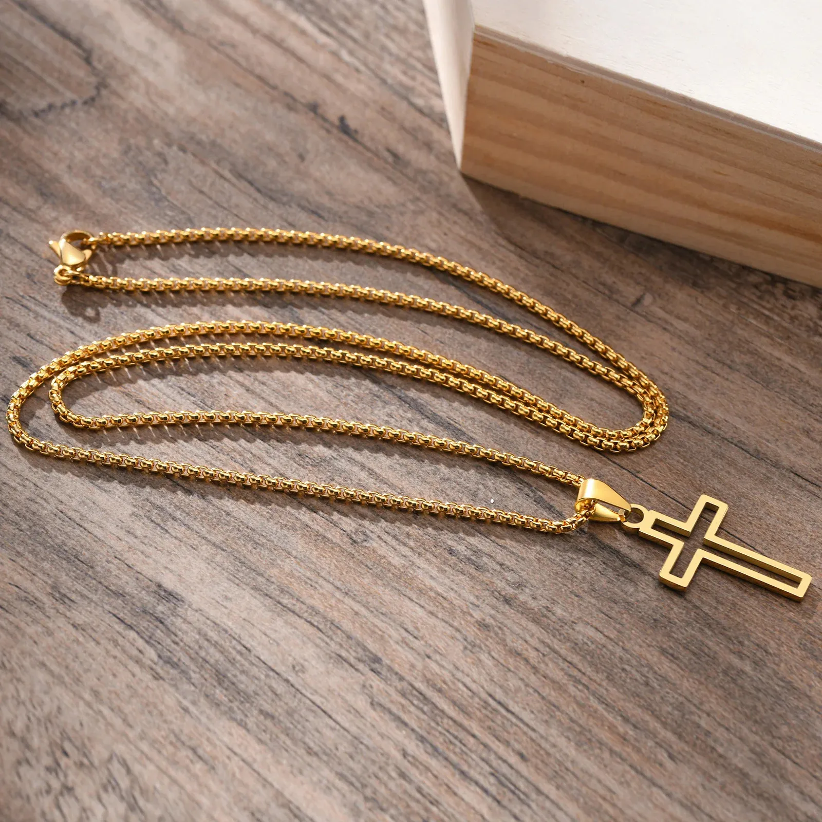 Smyckeslådor vnox cutout cross halsband för män kvinnor rostfritt stål ihåligt hänge med 24 "lådkedja religiös tro Kristus krage 231219