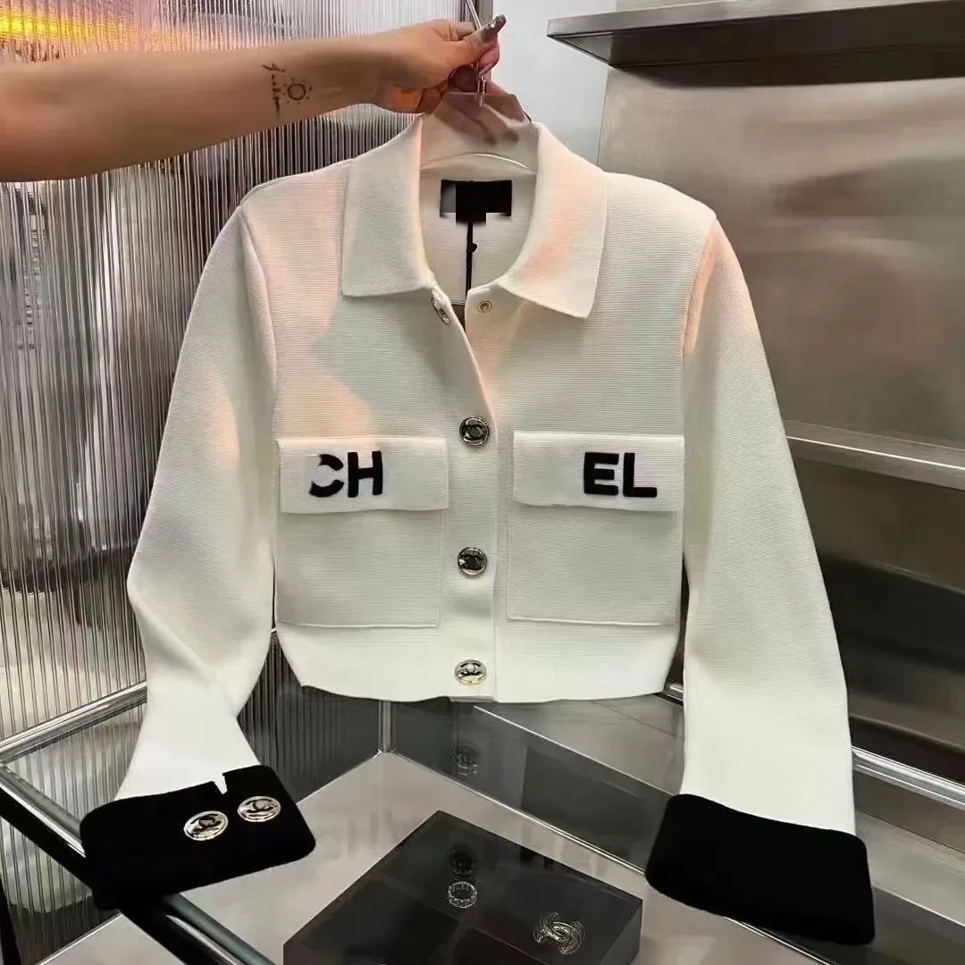 Veste courte de designer Xiaoxiangfeng, printemps et automne 2023 pour femmes, nouveau surnom français, tempérament chaud, haut court noir et blanc haut de gamme