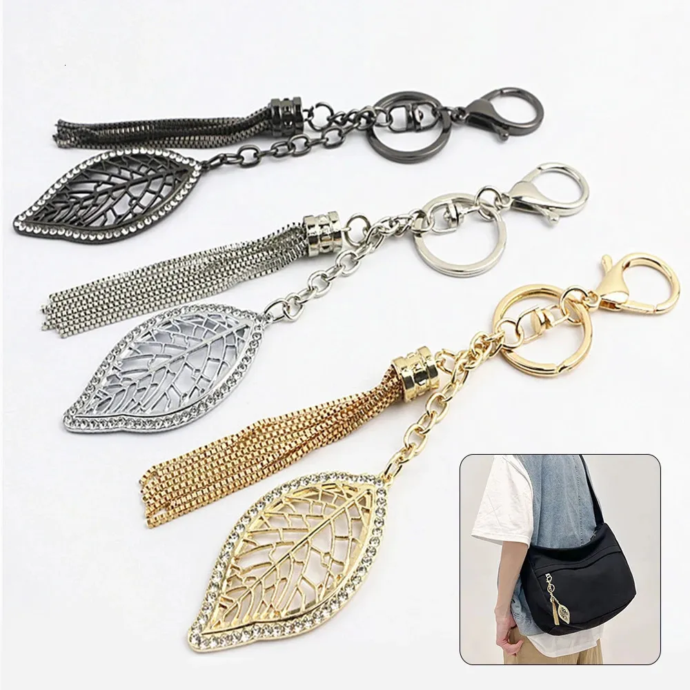 Pièces de sac Accessoires Porte-clés en forme de feuille créative avec chaîne de pompon en métal Strass suspendus Pendentif Charms Ornement de bricolage 231219