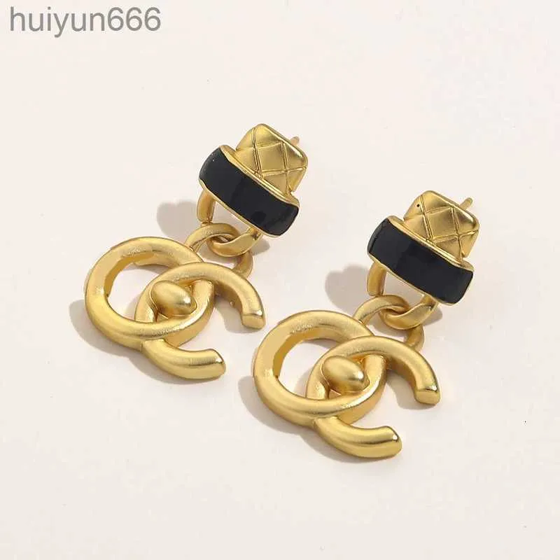 Brincos de garanhão designer de joias para mulheres esmalte dourado fosco de grau carta com brinco estampado em aço