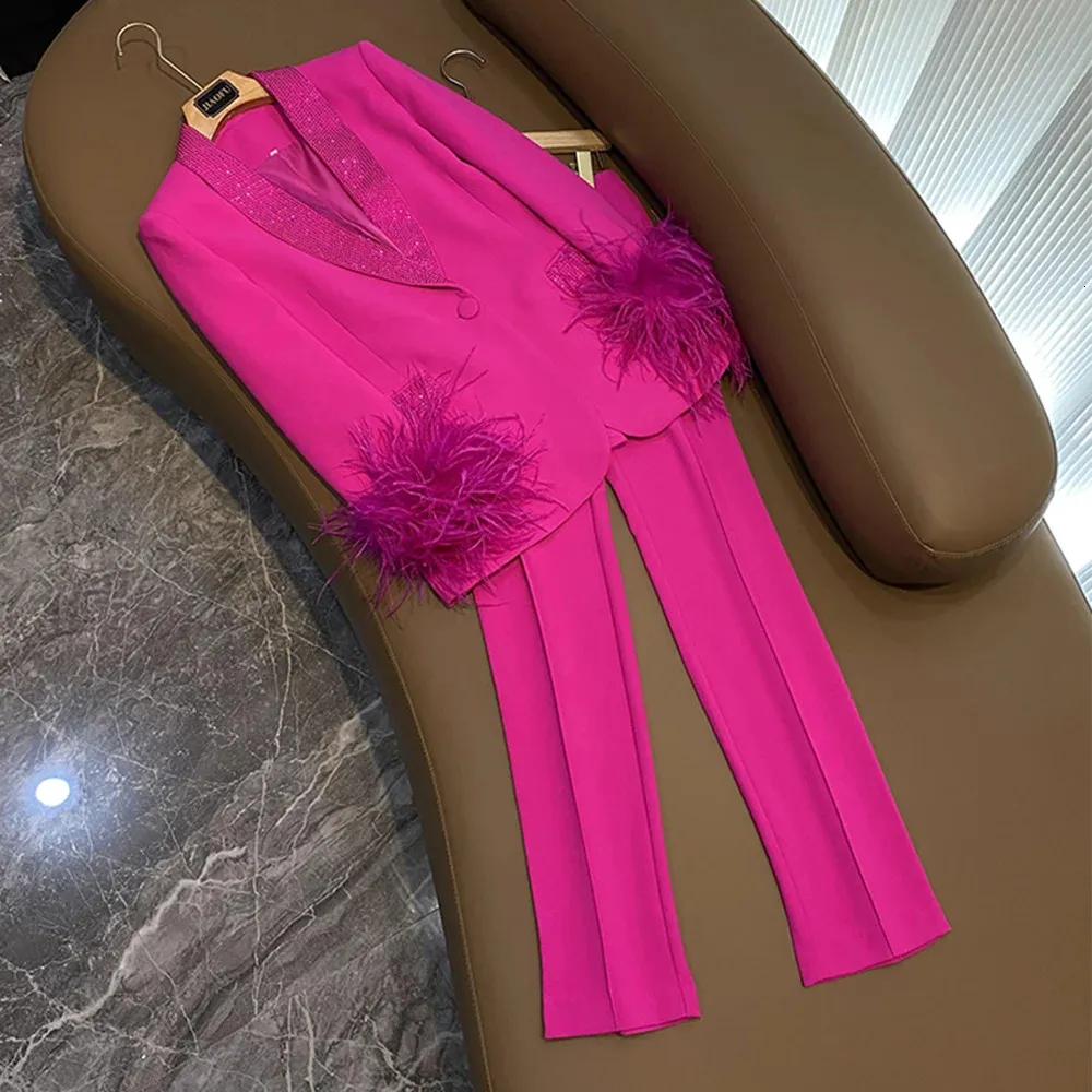 Pantaloni da donna a due pezzi Rosa rosso Collo a scialle Pesante fatto di piume Patchwork Blazer Matita Set da donna Moda High Street Party Lady Suit 231219