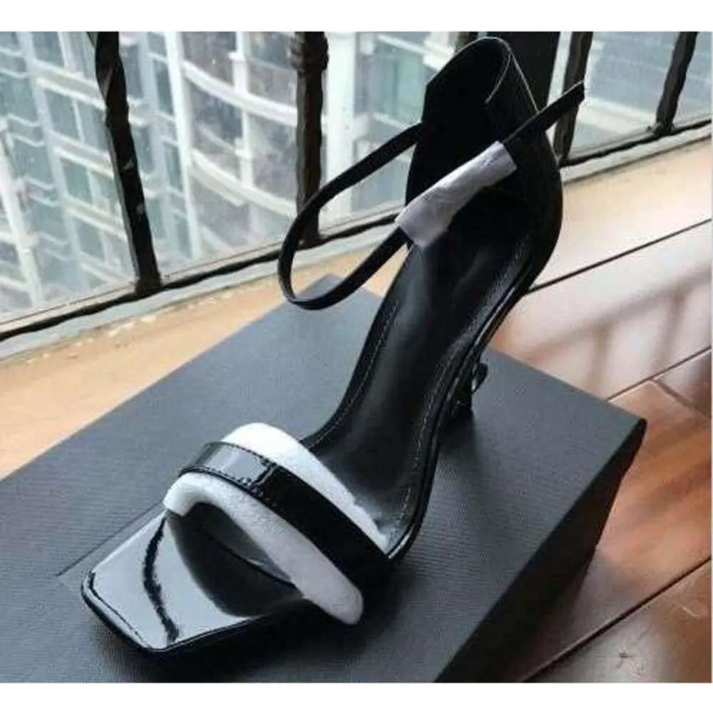 Alta qualità 2023 di lusso in stile designer in pelle verniciata con tacchi da brivido da donna con lettere uniche sandali scarpe da sposa scarpe sexy