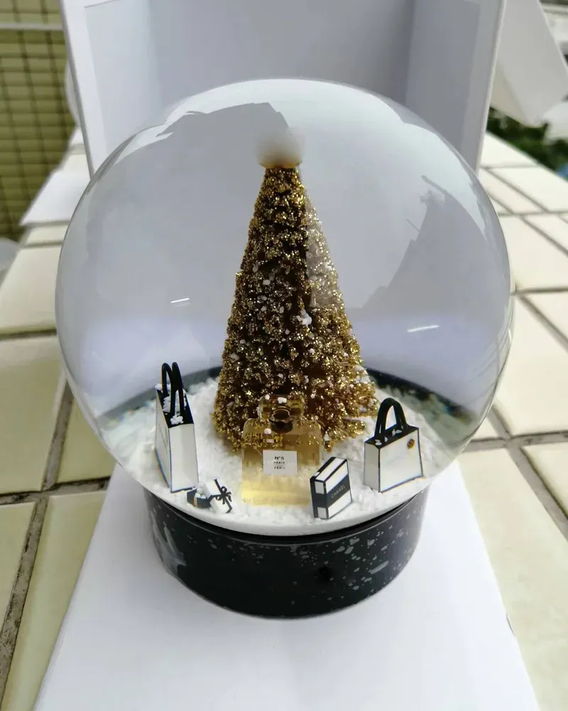 2022 Edition CClassics Snow Globe With Golden Christmas Tree Inside Crystal Ball for Special Birthday Novelty VIP Gift ZZ