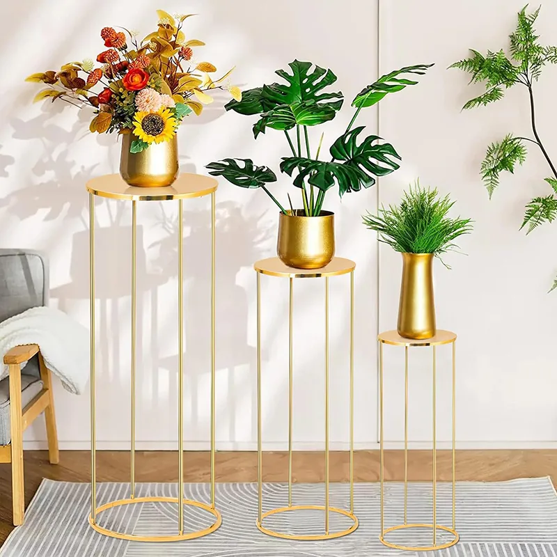 Goldfarbener Blumenständer aus Metall für den Hochzeitstisch – Bodenvasenständer für Straßenführungen. Hoher Tischaufsatz für Partys