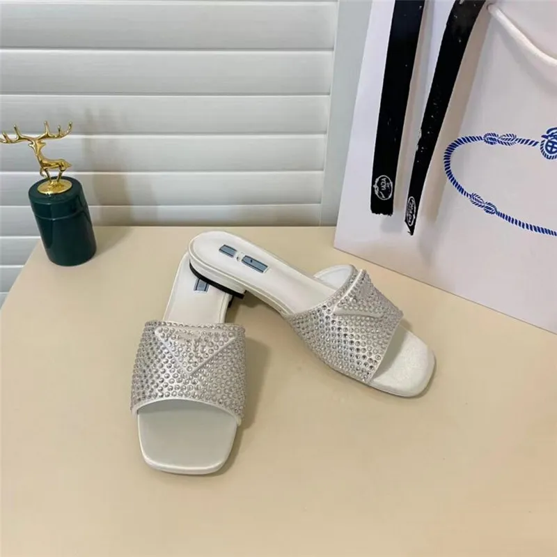 Sandalias informales de lujo para mujer, zapatillas de playa de cuero de alta calidad, zapatos clásicos con diamantes brillantes, chanclas para mujer, sandalia P54120