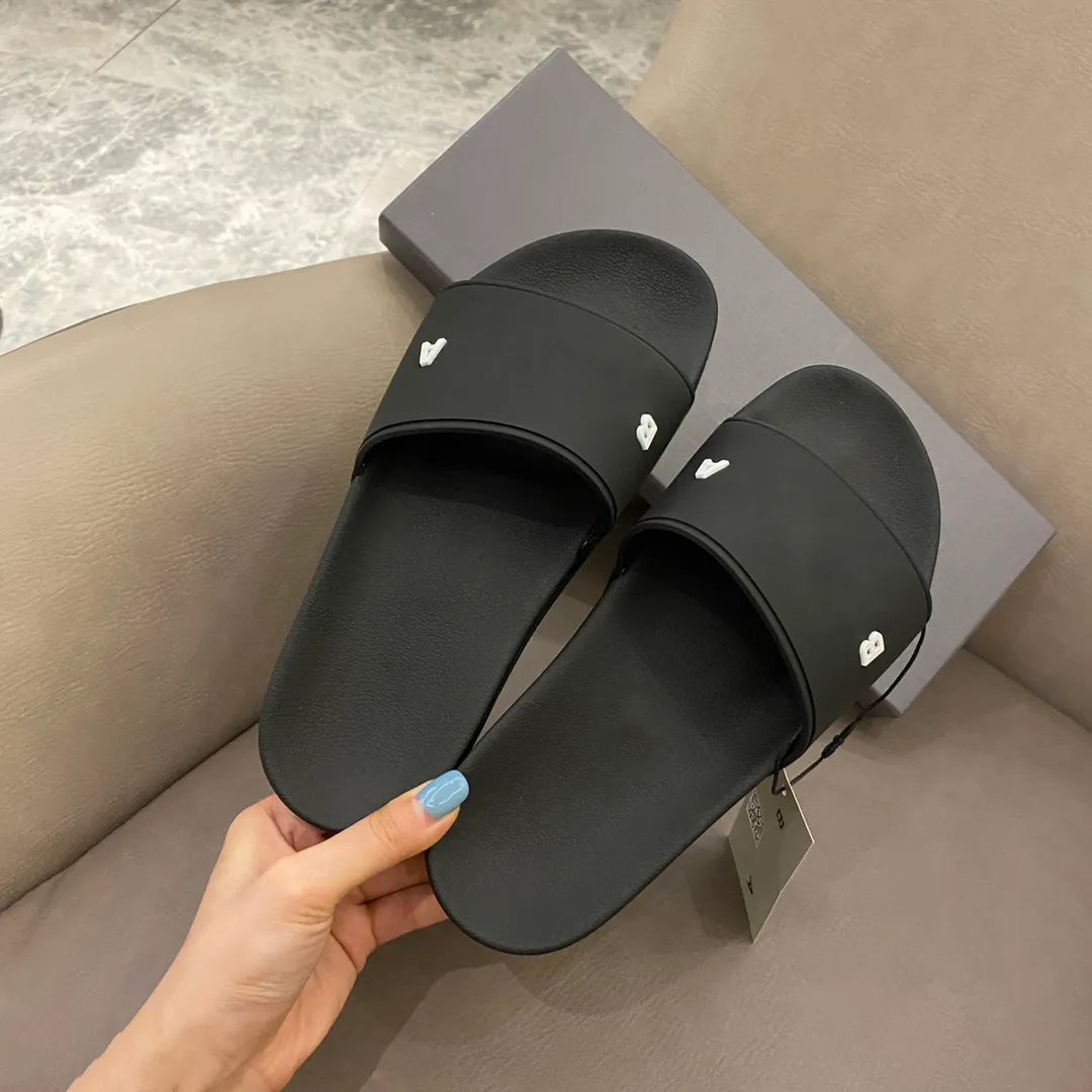 Cosa mettere in valigia per il mare: scarpe estive, borsa da