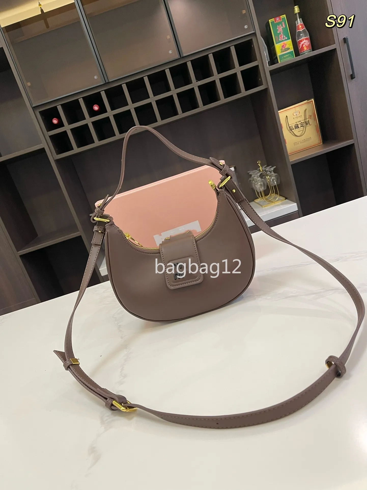 Designer Minutminut Leather Hobo Bag Half moon package Underarm Bag Handbag Single Shoulder Bag Luxury Metal Engraved Logo Lock Buckle Open High Quality Women's Bag