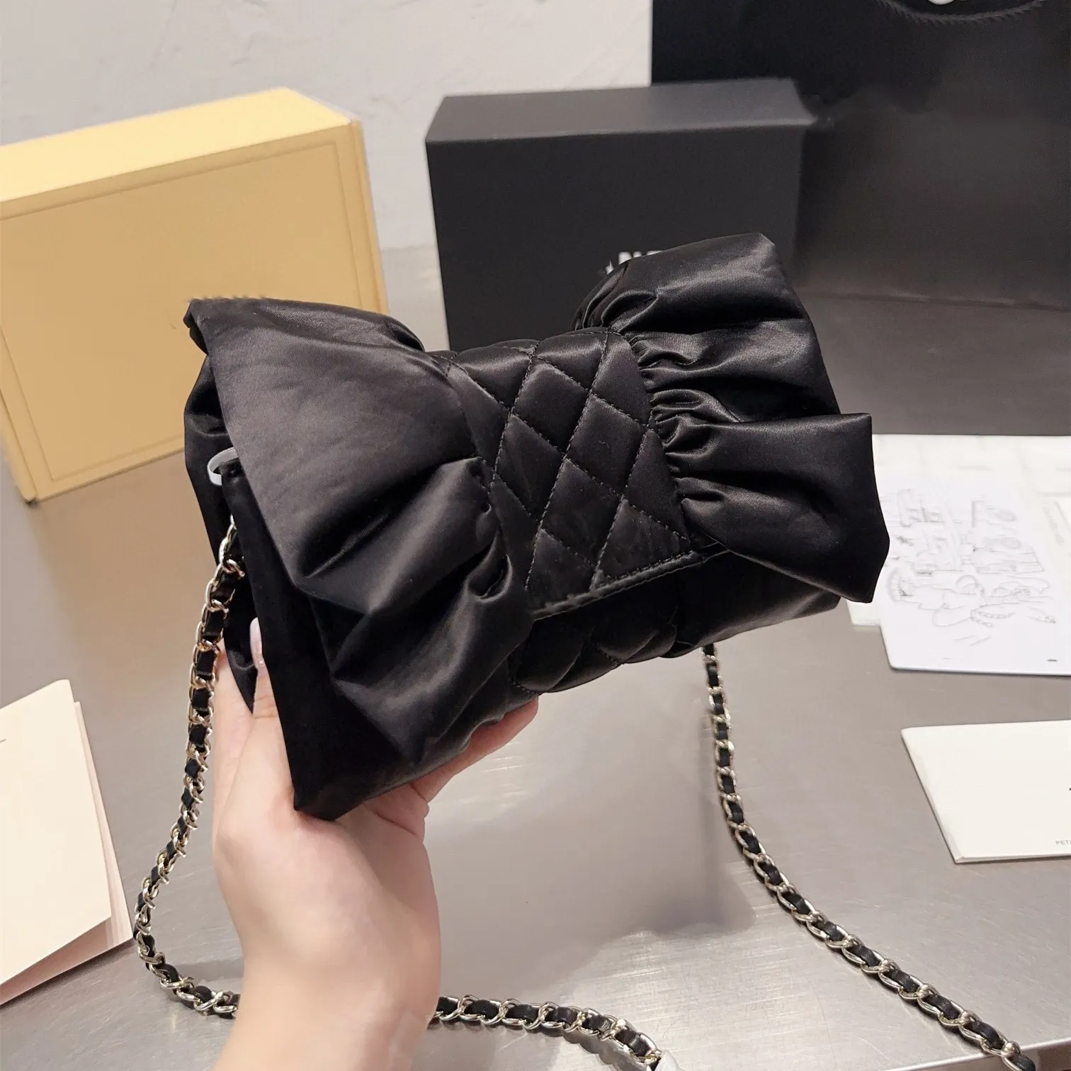 Bowknot Evening Bags Black Bow Satin Surface Advanced Retro Atmosphere Bankett Bow Shaped Design 20cm Luxury Shoulder Clutch Påsar