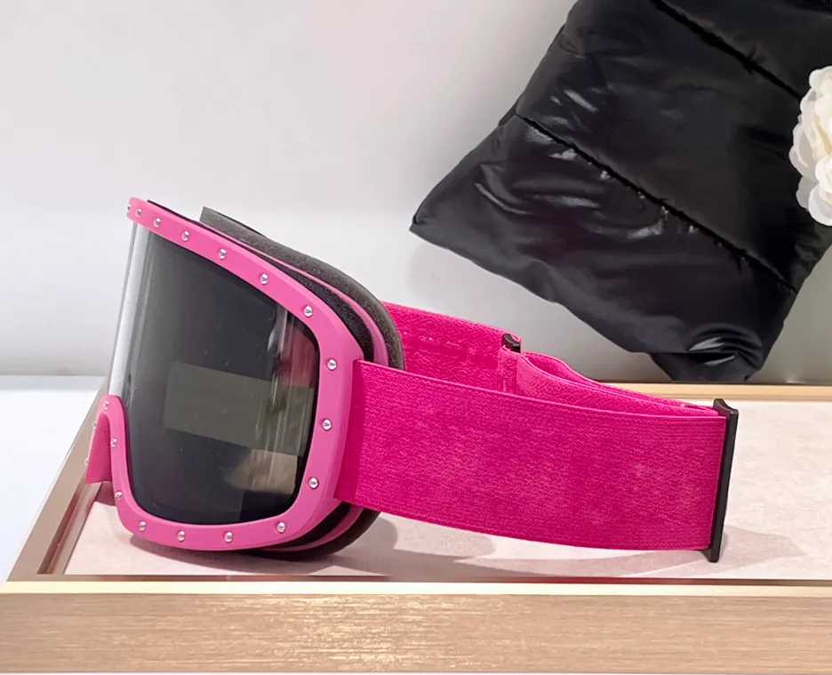 Lunettes de ski de créateurs populaires pour femmes, vintage cloutées, design avant-gardiste, lunettes de protection pour le ski en plein air en hiver, protection UV à 100%, livrées avec étui