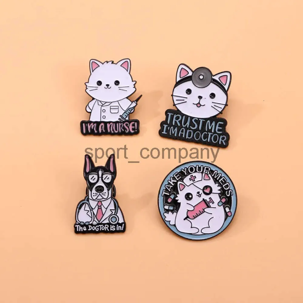 Mignon chat docteur en métal broches croyez-moi je suis docteur Syringe White Cat infirmière stéthoscope chien docteur badge punk épingles à revers bijoux