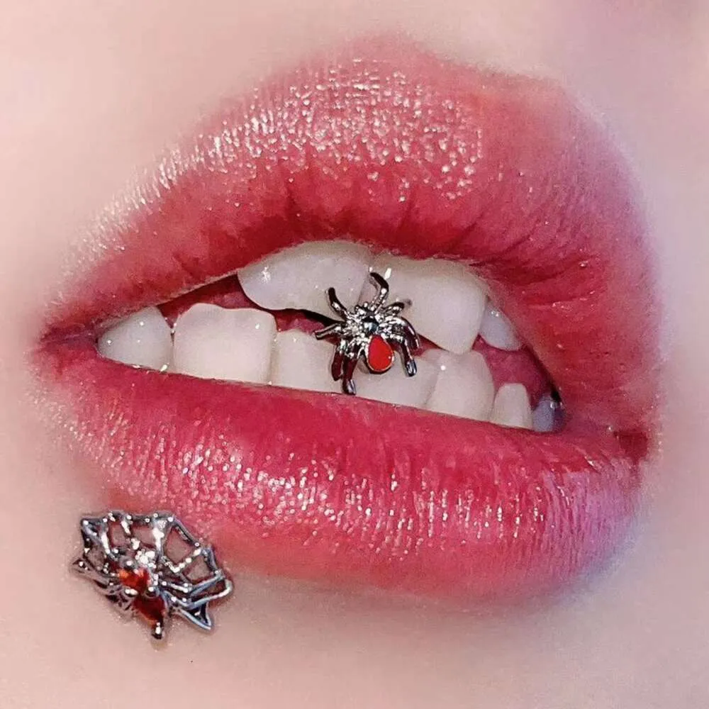 L'acciaio al titanio rosso ragno può bere alcolici e scattare foto con gioielli per piercing alle unghie sulla lingua Ragazza piccante Anti allergia Dolce piccola folla