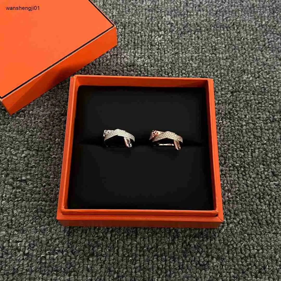 Anel de designer Anel de abertura incrustada com diamante Meio aniversário de casamento para mulheres Presente com caixa 19 de dezembro Hi-Q