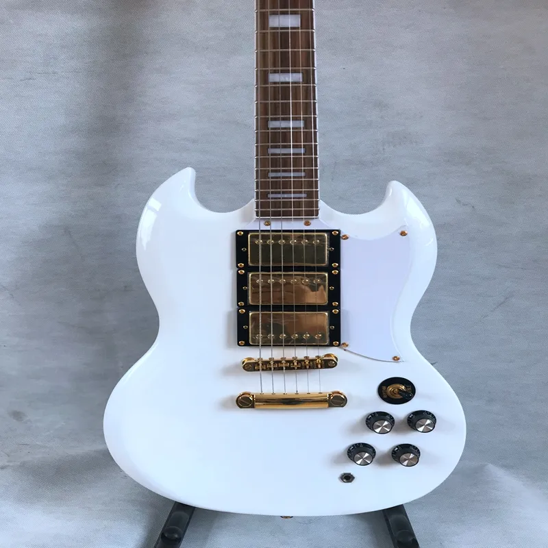 Prezzo di fabbrica Chitarra calda di alta qualità Deluxe SG Chitarra elettrica bianca standard 3 Pickup Battipenna bianco Spedizione gratuita