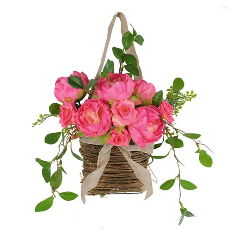 Flores decorativas transformam seu espaço ao ar livre com esta cesta suspensa de guirlanda realista e elegante. Quantidades limitadas disponíveis
