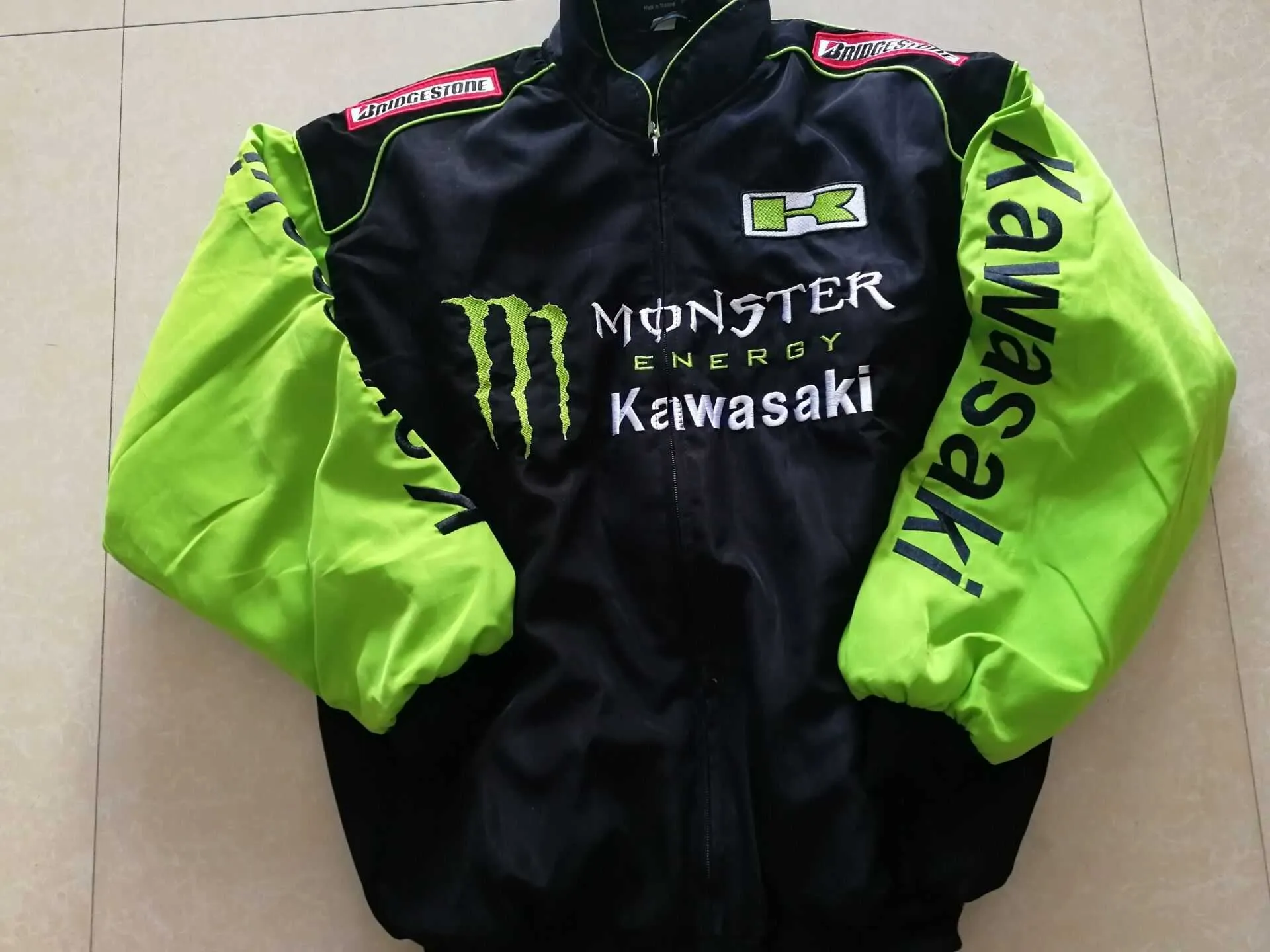 Motorcycle Jerseys F1 Racing Suit Retro College Style Kawasaki Jacket Winter Cotton Fully Embroidered Stock A057