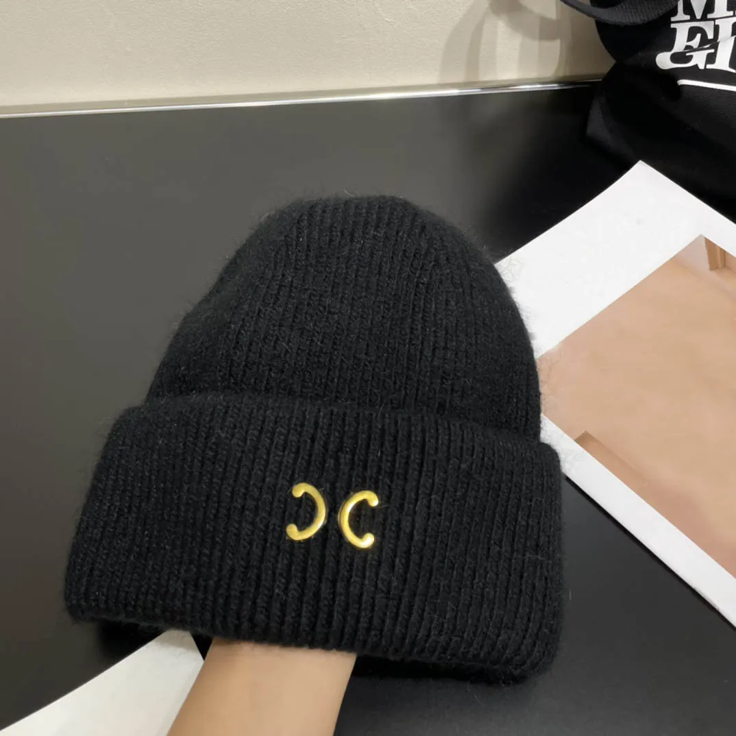 Women Beanie Designer Men Wool Beanies Hats with Gold Brooch Knitted Hat Autumn and Winter Caps Warm Casual Fashion Cap Scarf Foe Mens Accessories