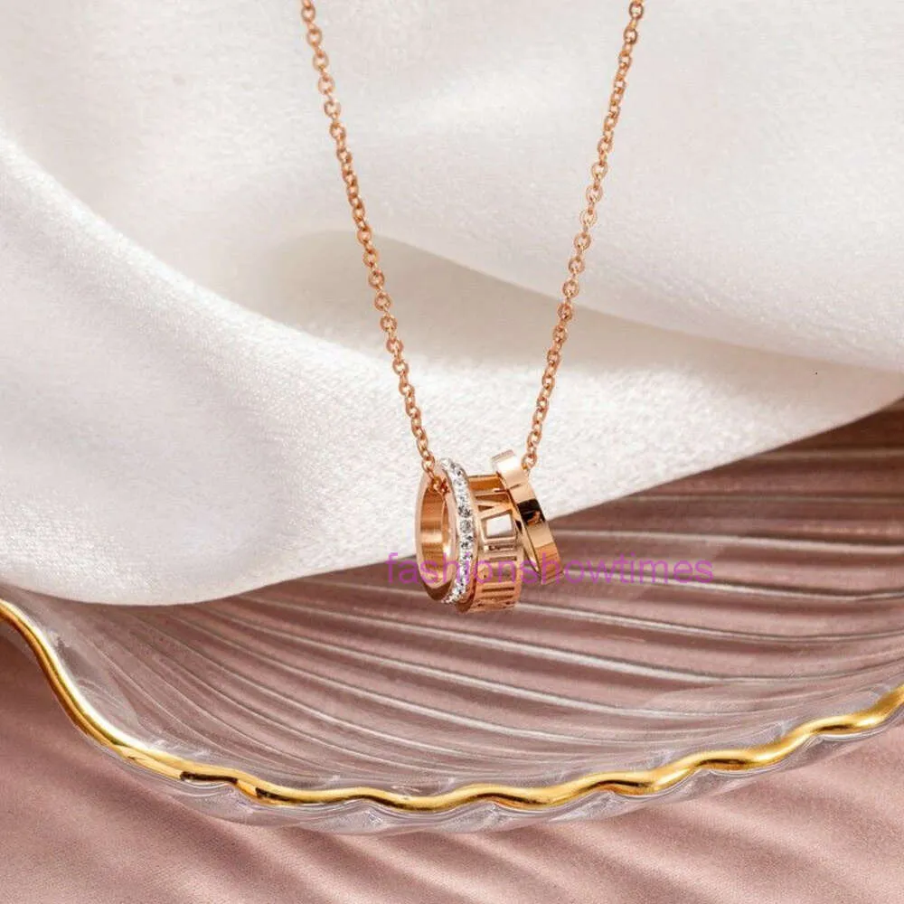 Tasarımcı Jewellerys Gül Altın Titanyum Kolyeler Kadın Tri-Ring Roma Yüksek Sınıf Yüzey Zincir Hediyesi