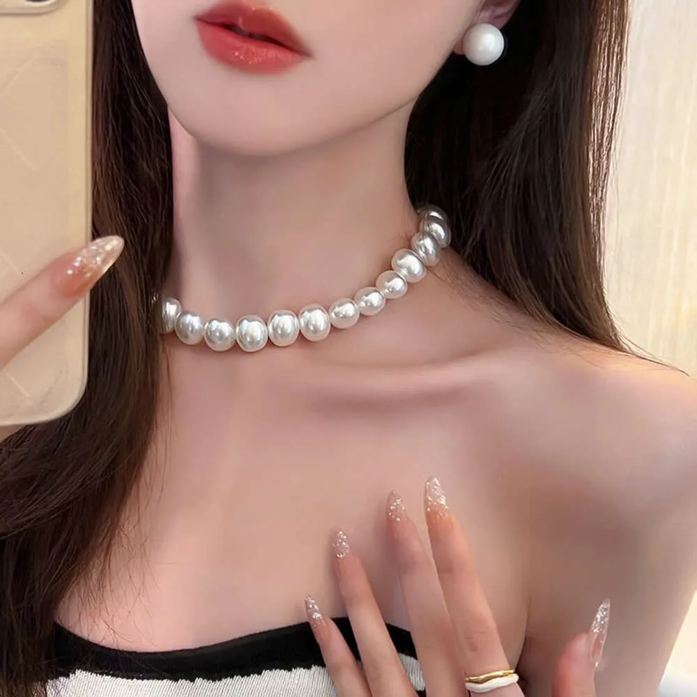 Collier de perles haut de gamme et exagéré pour femmes en 2022, nouveau style mettant en valeur le tempérament, tendance Instagram polyvalente de la chaîne de clavicule