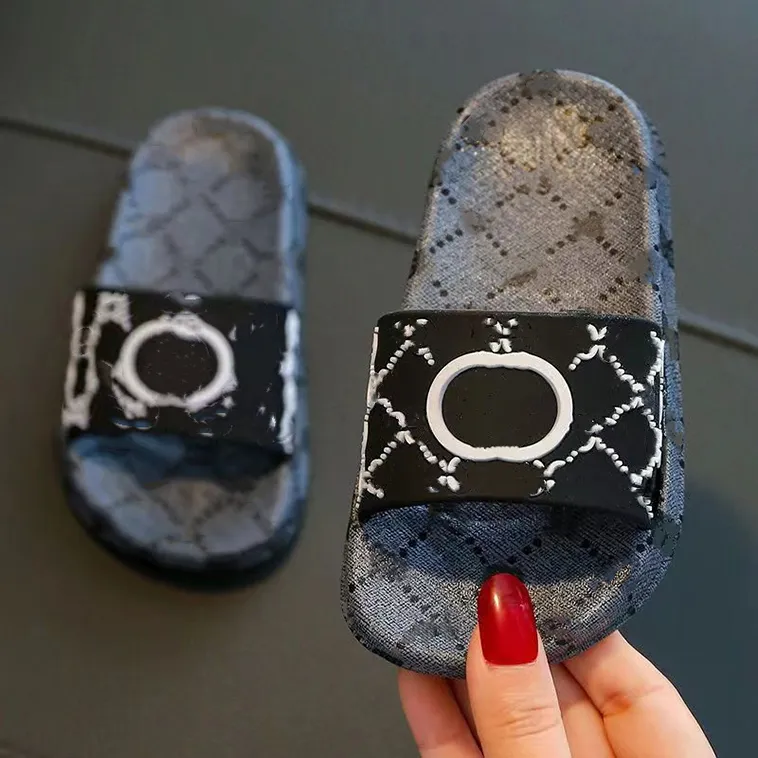 Nouvelle marque infantile pantoufle diapositives grandes sandales d'été bébé diapositives pantoufles solides chaussures pour enfants sabot sandale acoustique gris garçons filles Tainers Designer sandales de plage chaussures