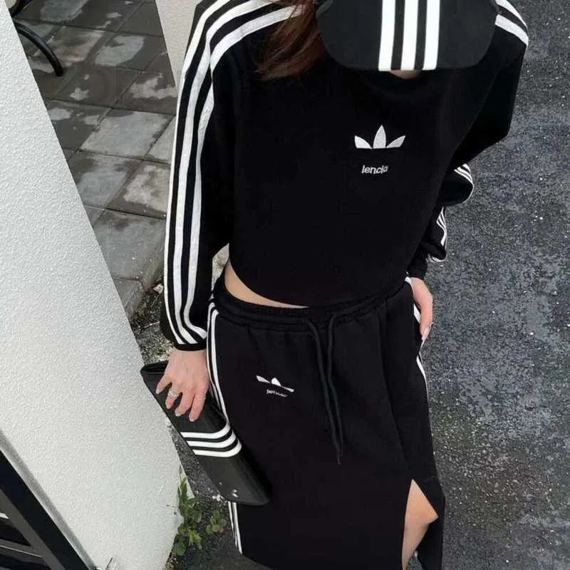 Women's Tracksuits Designer Black sports suit embroidered tracksuits necklace sweatshirt long sleeve t shirt luxury sweater tennis skirt two piece set QT1K