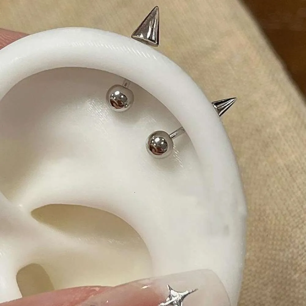 Vis à tête pointue en forme de cône, petit os d'oreille du diable, ne se décolore pas, clou de Cartilage d'oreille, clou à lèvres en acier titane