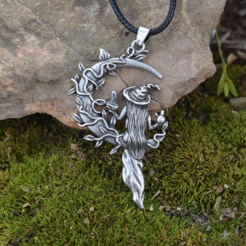 Chaînes Magic Gothic Mystical Crescent Moon Witch Branch Woman Collier - Pièce fabriquée à la main mettant en valeur le mystère et l'élégance